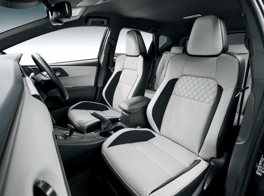 Интерьер Toyota Auris Hybrid 2016 года  (JP) (фото 3 из 4)